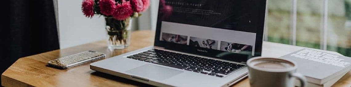 Survivalgids voor thuiswerken - laptop op bureau